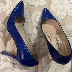 Electric blue pumps!